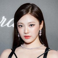Sedangkan Ningning aespa memakai koleksi gaun dengan detail renda dari Versace Ready to Wear Spring Summer 2023. Belakangan Ningning mencuri atensi netizen Korea karena mengganti gaya makeup yang membuatnya tampil lebih natural. Foto: Getty Images