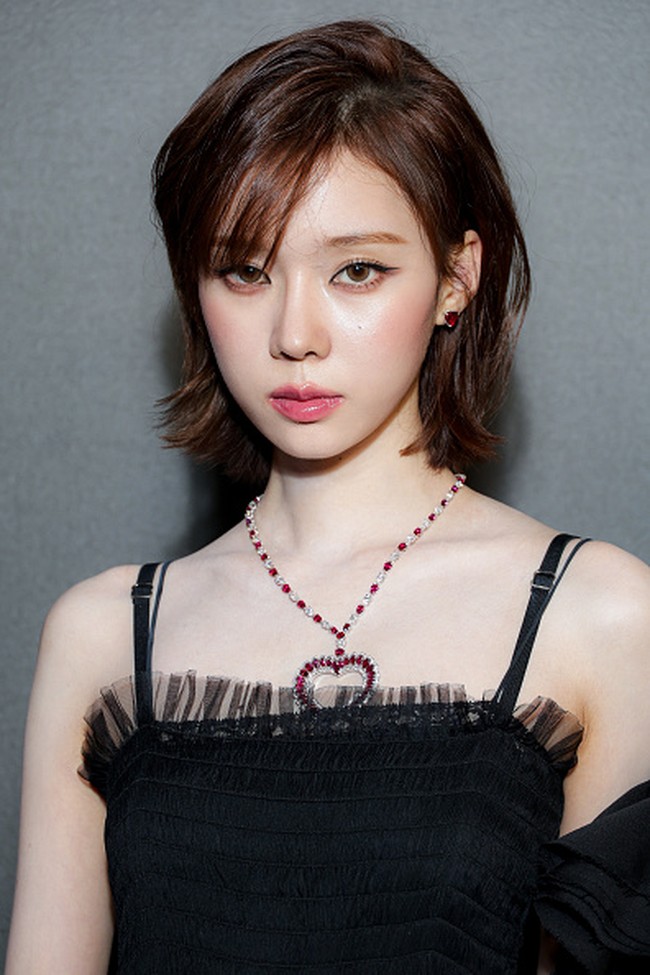 Winter aespa belum lama menghadiri acara Gucci Cruise 2024. Kini terlihat memakai gaun koleksi rumah mode itu, Silk Gauze Dress With Sequins yang menyapu lantai. Foto: Getty Images