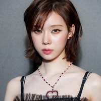 Winter aespa belum lama menghadiri acara Gucci Cruise 2024. Kini terlihat memakai gaun koleksi rumah mode itu, Silk Gauze Dress With Sequins yang menyapu lantai. Foto: Getty Images