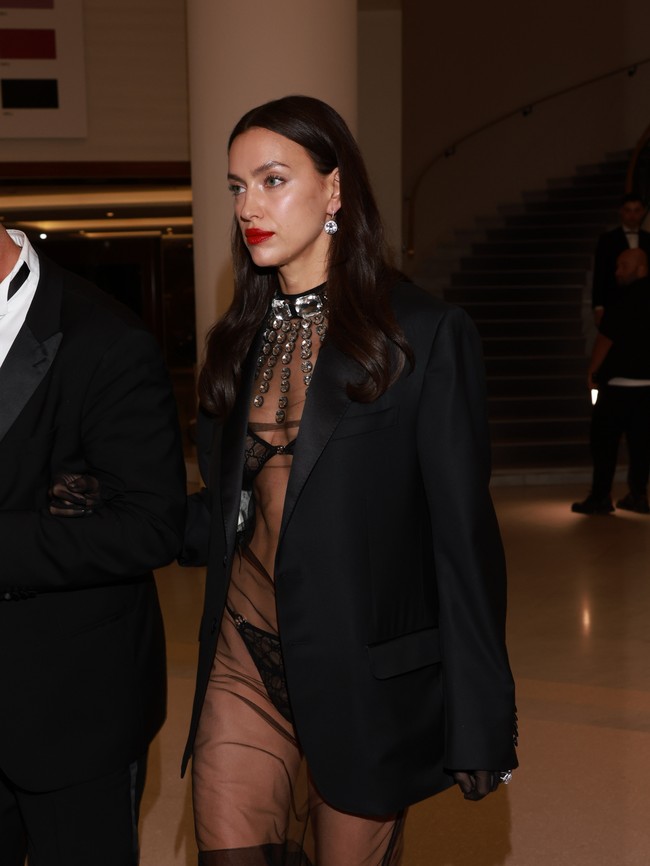 Irina Shayk terus mempertegas eksistensinya di Cannes Film Festival 2023. Teranyar, ia menghadiri sebuah pesta yang digelar majalah Vogue di Hotel Martinez, Cannes, Prancis, pada Senin (22/5/2023). (Foto: Arnold Jerocki/GC Images)
