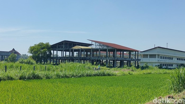 Gedung SMPN 1 Wates kini mangkrak imbas skandal korupsi pejabat Disdikpora Kulon Progo. Foto diambil Rabu (24/5/2023).