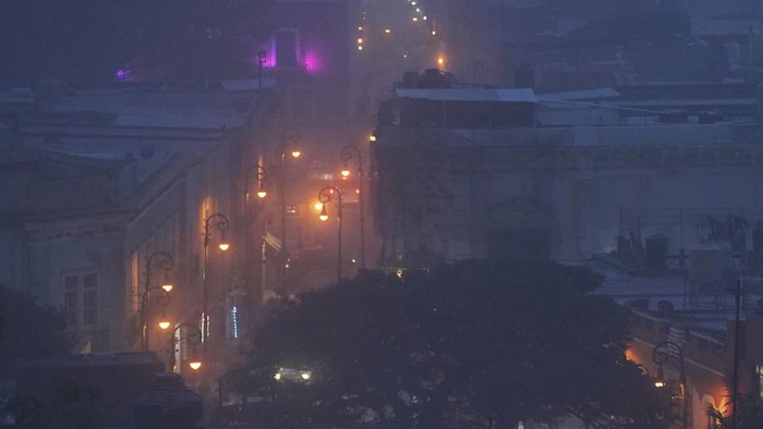 Gelapnya Langit Meksiko Tertutup Hujan Abu Gunung Popocatepetl Volcanic ash from the PopocatΓ©petl volcano covers Atlixco, Mexico, Monday, May 22, 2023. The volcano's activity has increased over the past week. Evacuations have not been ordered, but authorities are preparing for that scenario and telling people to stay out of 7.5-mile (12-kilometer) radius around the peak. (AP Photo/Marco Ugarte)