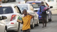 Pedagang jalanan adalah bagian dari budaya di sebagian besar Afrika, dengan lebih dari dua pertiga orang di Zimbabwe bekerja di sektor informal, kata Bank Pembangunan Afrika.  