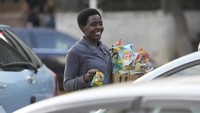 Ekonom Prosper Chitambara mengatakan inflasi dolar Zimbabwe di pasar gelap sedang merajalela, sehingga pengecer harus terus-menerus mengubah harga mereka. Perekonomian Zimbabwe beringsut menuju dolarisasi penuh, dengan mata uang lokal menghadapi keruntuhan, kata perusahaan investasi lokal Inter-Horizon Securities. Itu merosot 34% di bulan April saja.