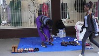 Di jalanan, biaya lebih stabil karena pembeli membayar secara eksklusif dalam dolar AS. Dengan langkanya greenback di bank, banyak orang dan bisnis mendapatkannya di pasar gelap, membuat nilai tukar resmi — 1.000 dolar Zimbabwe menjadi satu dolar AS — yang harus digunakan pengecer secara artifisial rendah. Ini dua kali lipat di jalan, jadi untuk mencapai titik impas, toko terpaksa membuat produk mereka lebih mahal. 