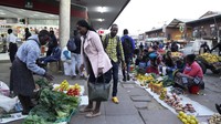 Pedagang kaki lima menjual berbagai barang di luar supermarket di jalanan Harare, Zimbabwe, Senin (22/5/2023). Krisis mata uang selama bertahun-tahun yang memaksa adopsi dolar AS pada tahun 2009 — salah satu aset paling andal di dunia — mengubah preferensi pembelanja di negara Afrika selatan berpenduduk 15 juta ini. Banyak orang menghindari toko, di mana harga harus dibebankan dalam mata uang lokal dan sering naik.