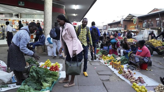 Geliat Pedagang Kaki Lima di Tengah Runtuhnya Mata Uang Zimbabwe Street traders sell various goods outside a supermarket on the streets of Harare, in this Monday, May, 22, 2023 photo. Shoppers in Zimbabwe are increasingly turning to street traders to buy what they need as the local currency plunges in value against the U.S. dollar.Street traders in cars, on bicycles or on foot clog sidewalks, roads and parking spaces. They sell items ranging from groceries to cosmetics, brooms, dog chains, car parts and medicines. (AP Photo/Tsvangirayi Mukwazhi)