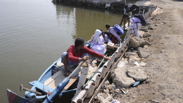 Gelombang pasang menghantam kawasan Demak dan tak kunjung surut selama tujuh tahun. Namun, anak-anak di kawasan tersebut masih tetap semangat untuk pergi ke sekolah.