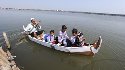 Dihantam Pasang Laut, Anak-anak di Demak Tetap Semangat Pergi ke Sekolah