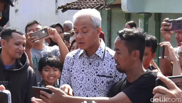 Gubernur Jawa Tengah Ganjar Pranowo cek perbaikan jalan rusak di Batang, Rabu (24/5/2023).