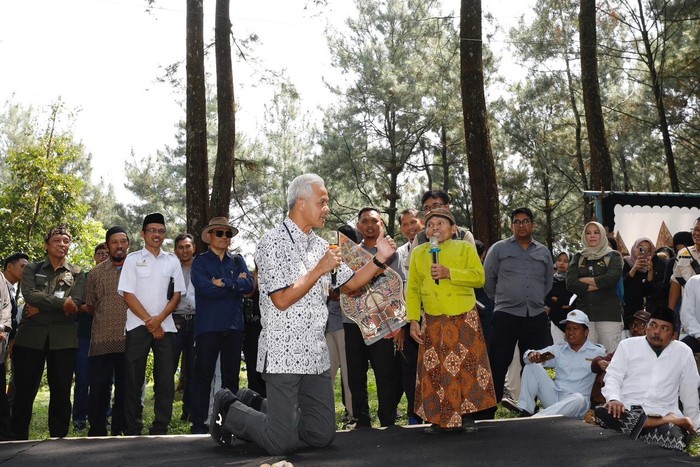 Gubernur Jawa Tengah Ganjar Pranowo memberi arahan kepada ratusan penyuluh dan kelompok tani hutan untuk menggalakkan reboisasi dan penghijauan di Kembang Park, Desa Kembanglangit, Kabupaten Batang, Jateng, Rabu (24/5).