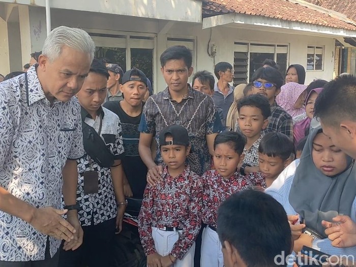 Gubernur Jawa Tengah, Ganjar Pranowo, saat dicurhati emak-emak soal kartu PKH di Kecamatan Tulis, Kabupaten Batang, Rabu (24/5/2023).