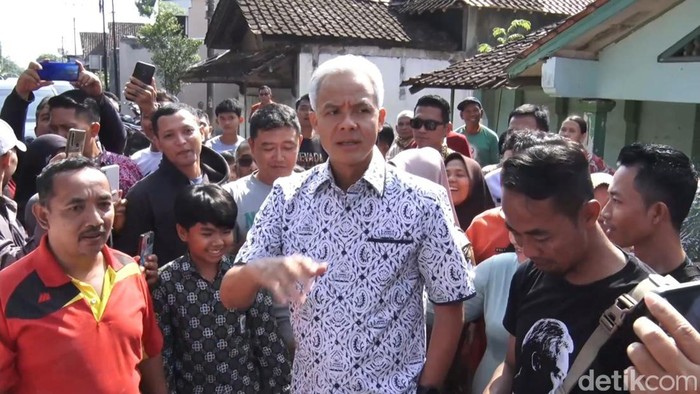 Gubernur Jawa Tengah Ganjar Pranowo cek perbaikan jalan rusak di Batang, Rabu (24/5/2023).