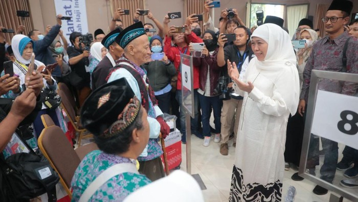 Gubernur Khofifah Lepas 445 Jamaah Haji Kloter Pertama Embarkasi Surabaya