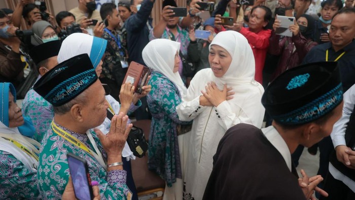 Gubernur Khofifah Lepas 445 Jamaah Haji Kloter Pertama Embarkasi Surabaya