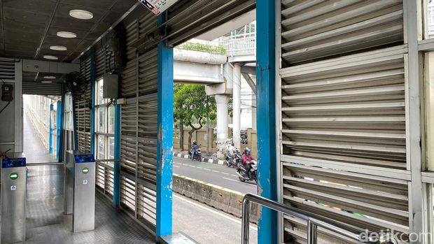 Halte TransJakarta (TransJ) Pasar Rumput di Jaksel begitu memprihatinkan. Beberapa fasilitas halte yang terlihat sudah tua dan ada kerusakan di sana-sini. (Fathia NQ/detikcom)
