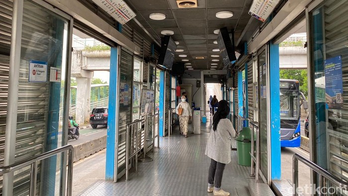 Halte TransJakarta (TransJ) Pasar Rumput di Jaksel begitu memprihatinkan. Beberapa fasilitas halte yang terlihat sudah tua dan ada kerusakan di sana-sini. (Fathia NQ/detikcom)