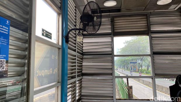 Halte TransJakarta (TransJ) Pasar Rumput di Jaksel begitu memprihatinkan. Beberapa fasilitas halte yang terlihat sudah tua dan ada kerusakan di sana-sini. (Fathia NQ/detikcom)