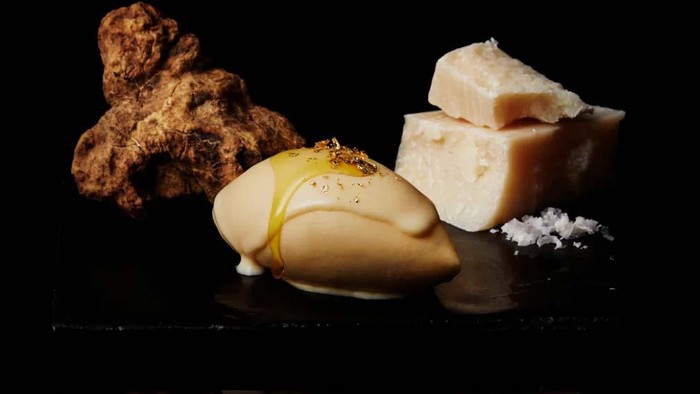 Pabrikan es krim asal Jepang, Cellato, meluncurkan es krim seharga 880.000 yen setara dengan Rp 95,7 juta. Es krim ini disebut sebagai es krim termahal di dunia.