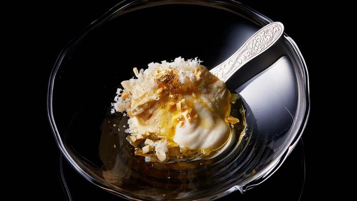 Pabrikan es krim asal Jepang, Cellato, meluncurkan es krim seharga 880.000 yen setara dengan Rp 95,7 juta. Es krim ini disebut sebagai es krim termahal di dunia.