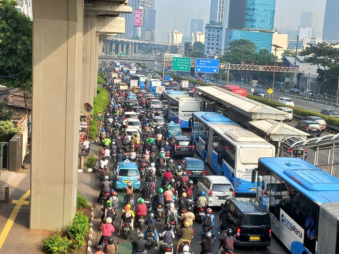 Kemacetan lalu lintas (lalin) kendaraan terjadi di Jalan Gatot Subroto, Jakarta, pagi ini. Warga yang merasakan macet di jalan tersebut sudah tak heran.