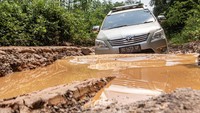 Jalan yang rusak itu selalu tergenang.