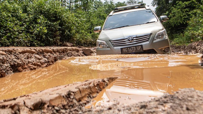 Jalan rusak di Kabupaten Ogan Komering Ilir
Pengendara melintasi jalan rusak di Desa Suka Damai, Kec Pangkalan Lampan, Kabupaten Ogan Komering Ilir (OKI), Sumatera Selatan, Selasa (23/5/2023). Jalan penghubung Kota Palembang menuju Kecamatan Tulung Selapan, Kab OKI, Sumsel tersebut rusak dan berlubang hingga kedalaman 1 meter sepanjang puluhan kilometer sejak lima tahun terakhir.