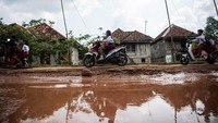 Jalan yang rusak itu merupakan penghubung Kota Palembang menuju Kecamatan Tulung Selapan.