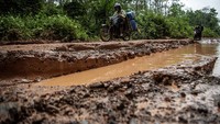 Ruas jalan itu telah rusak sejak lima tahun terakhir.