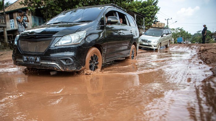 Jalan rusak di Kabupaten Ogan Komering Ilir Jalan rusak di Kabupaten Ogan Komering Ilir
Pengendara melintasi jalan rusak di Desa Suka Damai, Kec Pangkalan Lampan, Kabupaten Ogan Komering Ilir (OKI), Sumatera Selatan, Selasa (23/5/2023). Jalan penghubung Kota Palembang menuju Kecamatan Tulung Selapan, Kab OKI, Sumsel tersebut rusak dan berlubang hingga kedalaman 1 meter sepanjang puluhan kilometer sejak lima tahun terakhir.