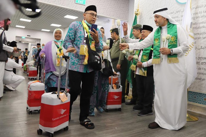 Petugas menyambut jamaah haji kloter pertama JKG 01 setibanya di Bandara Amir Muhammad bin Abdul Aziz (AMAA) Madinah, Arab Saudi, Rabu (24/5/2023). Sebanyak 390 jamaah dan empat petugas kloter tiba di Madinah untuk melaksanakan prosesi ibadah haji dengan memanfaatkan layanan cepat keimigrasian di bandara oleh pemerintah Arab Saudi. ANTARA FOTO/HO/Media Center Haji 2023/wpa/foc.