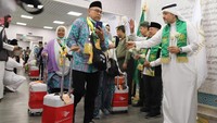 Petugas menyambut jamaah haji kloter pertama JKG 01 setibanya di Bandara Amir Muhammad bin Abdul Aziz (AMAA) Madinah, Arab Saudi, Rabu (24/5/2023).