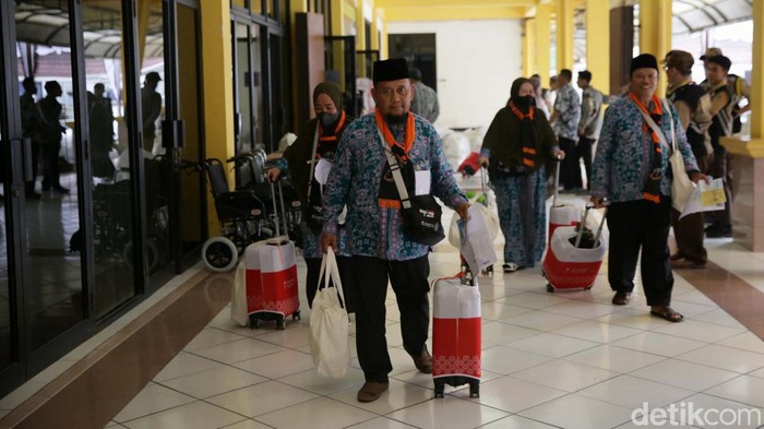 Jawa Barat mulai memberangkatkan calon jamaah haji. Di tahun 2023 ini, sebanyak 38.783 calon jamaah haji dari Jawa Barat bakal terbang ke tanah suci mulai hari ini.