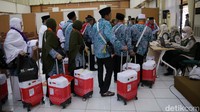 Jemaah haji mengantre untuk verifikasi kesehatan.  
