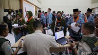 Calon jamaah haji asal Kabupaten Bekasi, Jawa Barat, melakukan verifikasi kesehatan saat tiba di Asrama Haji Kota Bekasi, Jawa Barat, Rabu (24/5/2023).  