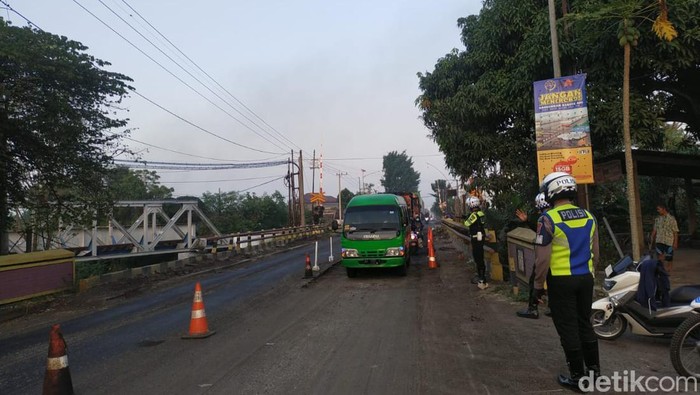 Jembatan Plosorejo di jalan arteri Bandar Kedungmulyo, Jombang sedang diperbaiki