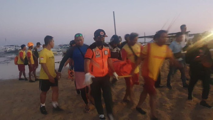 Petugas mengevakuasi jasad pria tanpa identitas yang ditemukan mengambang di tengah laut dekat Pantai Duyung, Kelurahan Sanur, Denpasar, Bali, Rabu (24/5/2023). (Dok. Polresta Denpasar)