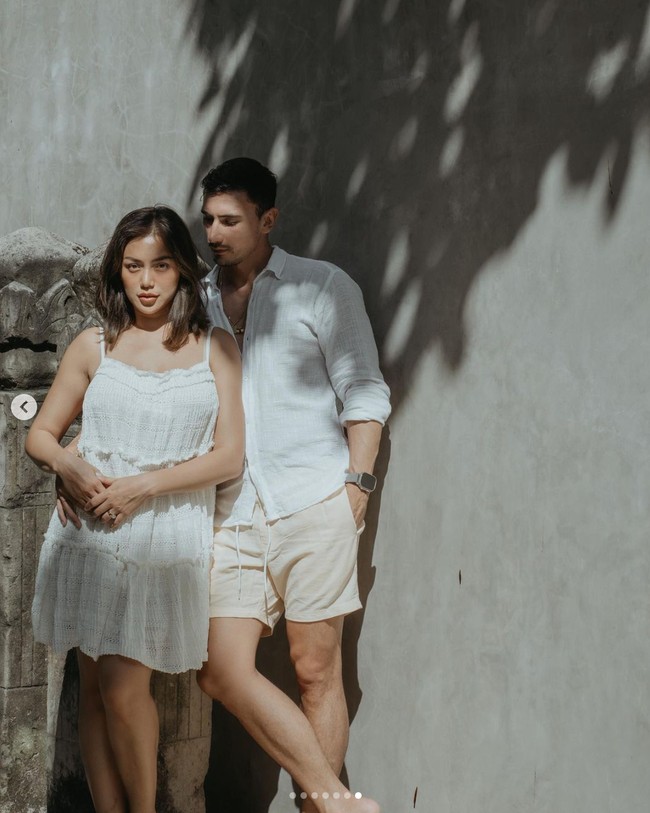 Bak foto prewedding, Jessica dan Vincent juga tampak memamerkan kemesraan mereka. Demikian pula dengan keterangan unggahan yang dibuat Jessica yang tak kalah romantis. Tak akan ada cinta yang lain. Pastikan cintaku hanya untukmu, tulisnya. Foto: Instagram/@inijedar