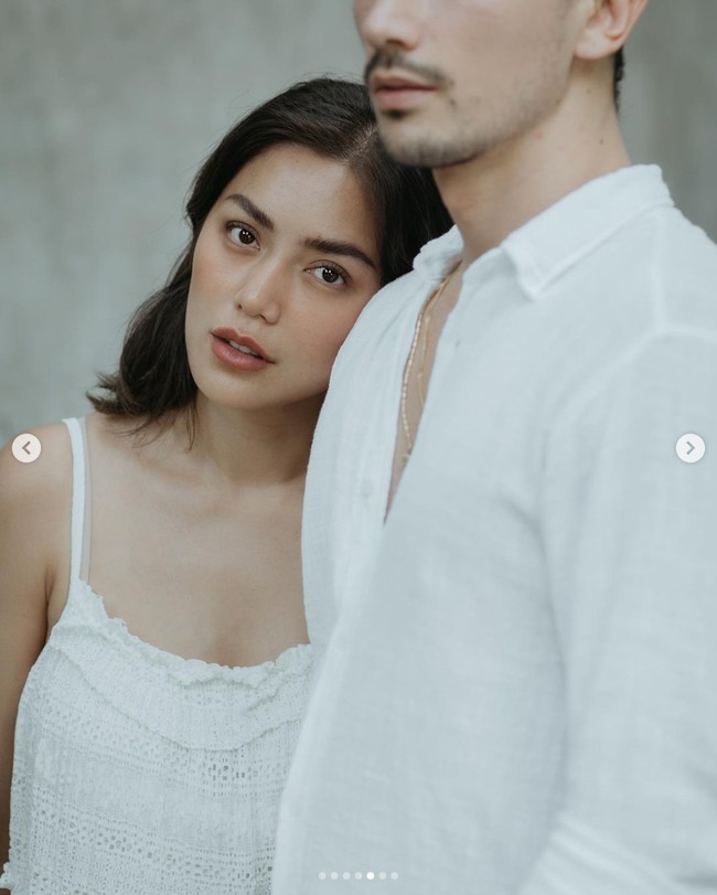 Jessica tampil natural dengan mengenakan makeup minimalis. Rambut pendeknya pun hanya dibiarkan terurai tanpa dicatok. Foto: Instagram/@inijedar