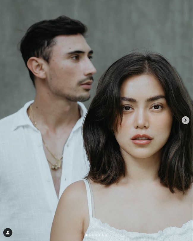 Banyak netizen yang memuji penampilan ibu 2 orang anak itu. Namun ada juga beberapa yang mengomentari bentuk hidungnya dan menyebut terlihat miring setelah operasi plastik. Hidungnya abis op kok keliatan bengkok kak jes, komentar salah seorang netizen. Foto: Instagram/@inijedar