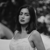 Setelah operasi, hidung baru Jessica sempat ditutupinya. Namun kini hidungnya itu sudah tak lagi ditutupi. Jessica pun tampak bangga memamerkan hidung barunya. Foto: Instagram/@inijedar