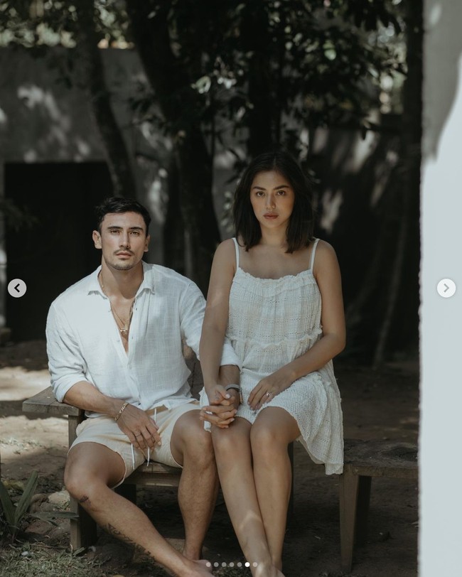 Melalui akun Instagram pribadinya Jessica Iskandar tampak membagikan hasil pemotretan dirinya. Bersama sang suami, Vincent Verhaag, keduanya tampil kompak dalam balutan busana serba putih. Foto: Instagram/@inijedar