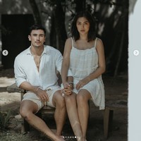 Melalui akun Instagram pribadinya Jessica Iskandar tampak membagikan hasil pemotretan dirinya. Bersama sang suami, Vincent Verhaag, keduanya tampil kompak dalam balutan busana serba putih. Foto: Instagram/@inijedar