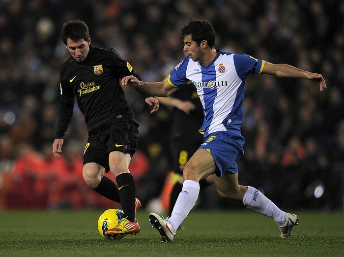 Barcelonas Argentinian forward Lionel Messi (L) vies with Espanyols defender Jordi Amat (R) during the Spanish league football match RCD Espanyol vs FC Barcelona on January 8, 2012 at the Cornella-El Prat stadium in Cornella.    AFP PHOTO / LLUIS GENE (Photo credit should read LLUIS GENE/AFP via Getty Images)