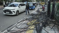 Pemangkasan ini dilakukan dalam tiga tahap, mulai dari Jalan Agus Salim, Jalan Sunda, hingga kawasan Gereja Theresia.