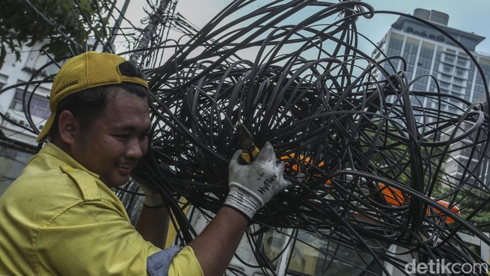 Dinas Bina Marga DKI Jakarta melakukan penertiban kabel semrawut di sejumlah titik. Salah satunya di kawasan Jalan Haji Agus Salim.