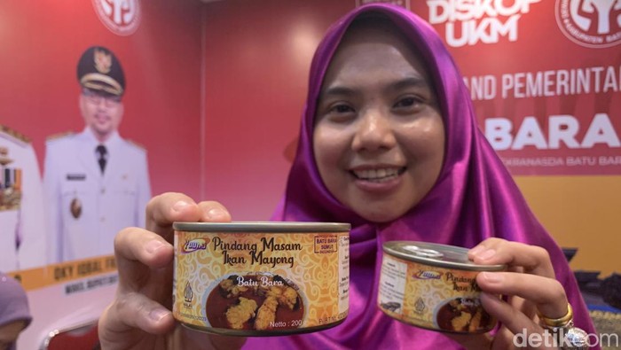 Kabid UKM Diskop Batubara saat tunjukkan produk Pindang Masak Ikan Mayong khas Batubara (Kartika/detikSumut)