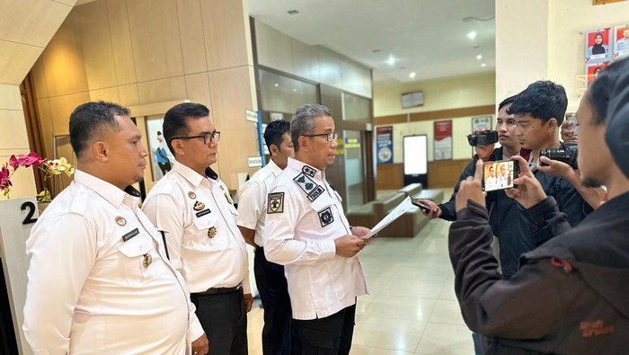Kakanwil Kemenkumham Jambi Tholib saat menjelaskan kronologis warga Jambi yang ditahan di Malaysia.