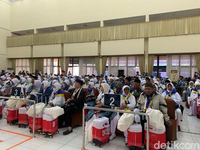 Kang Ace lepas calon jemaah haji dari Bekasi