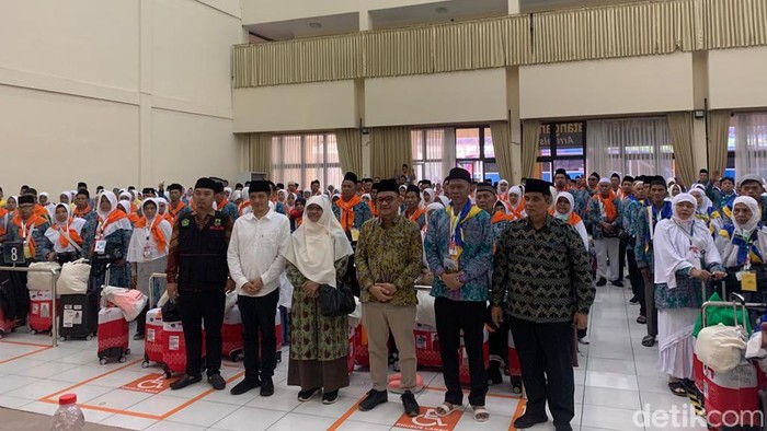 Kang Ace lepas calon jemaah haji dari Bekasi